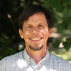 Armando Valdés-Velásquez Headshot