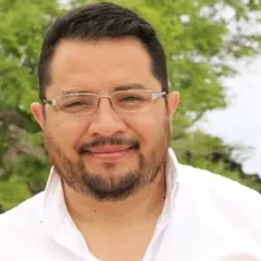 Carlos Mena Headshot