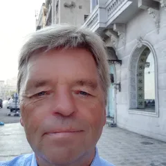 Manfred Lange Headshot