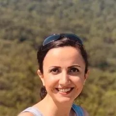 Zeynab Jouzi Headshot