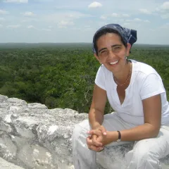 Laura Schneider Headshot