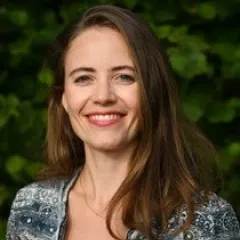 Julie Dölker Headshot