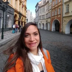 Caroline Salomão Headshot