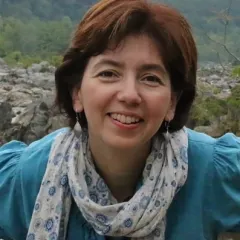 Ioana Bouvier Headshot