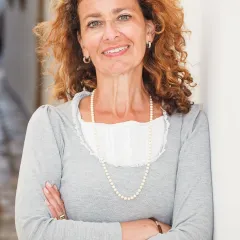 Stephanie Mansourian Headshot