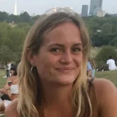 Astrid Larsen Headshot