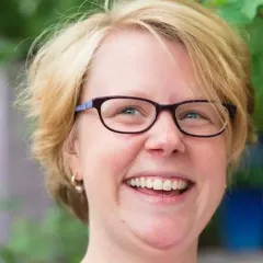 Annette Hirsch Headshot